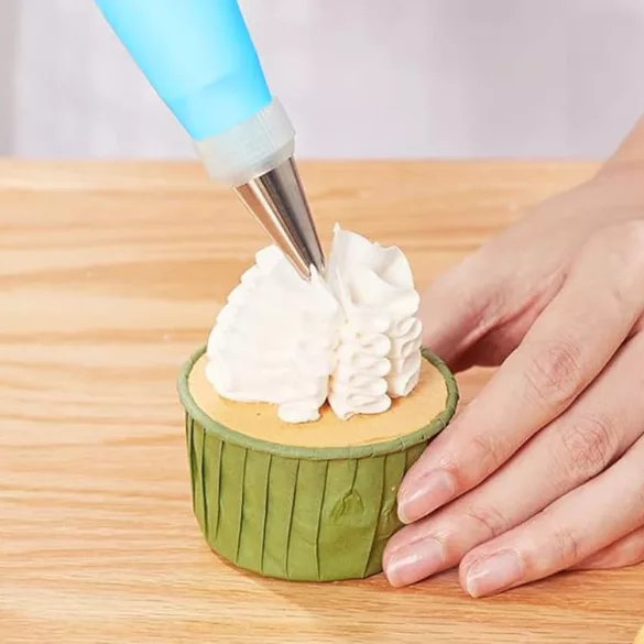 150-piece cake decorating set